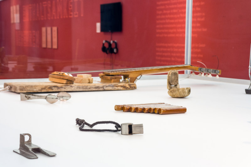 Abb. 2: Vladimir Arkhipov: Museum of the Handmade Object, 16 Objekte, ca. 1947– 2007; Courtesy Vladimir Arkhipov; Ausstellungsansicht Vögele Kultur Zentrum, "Mehr von Weniger", Mai — September 2015; Foto: Felix Sattler/Exponenten.